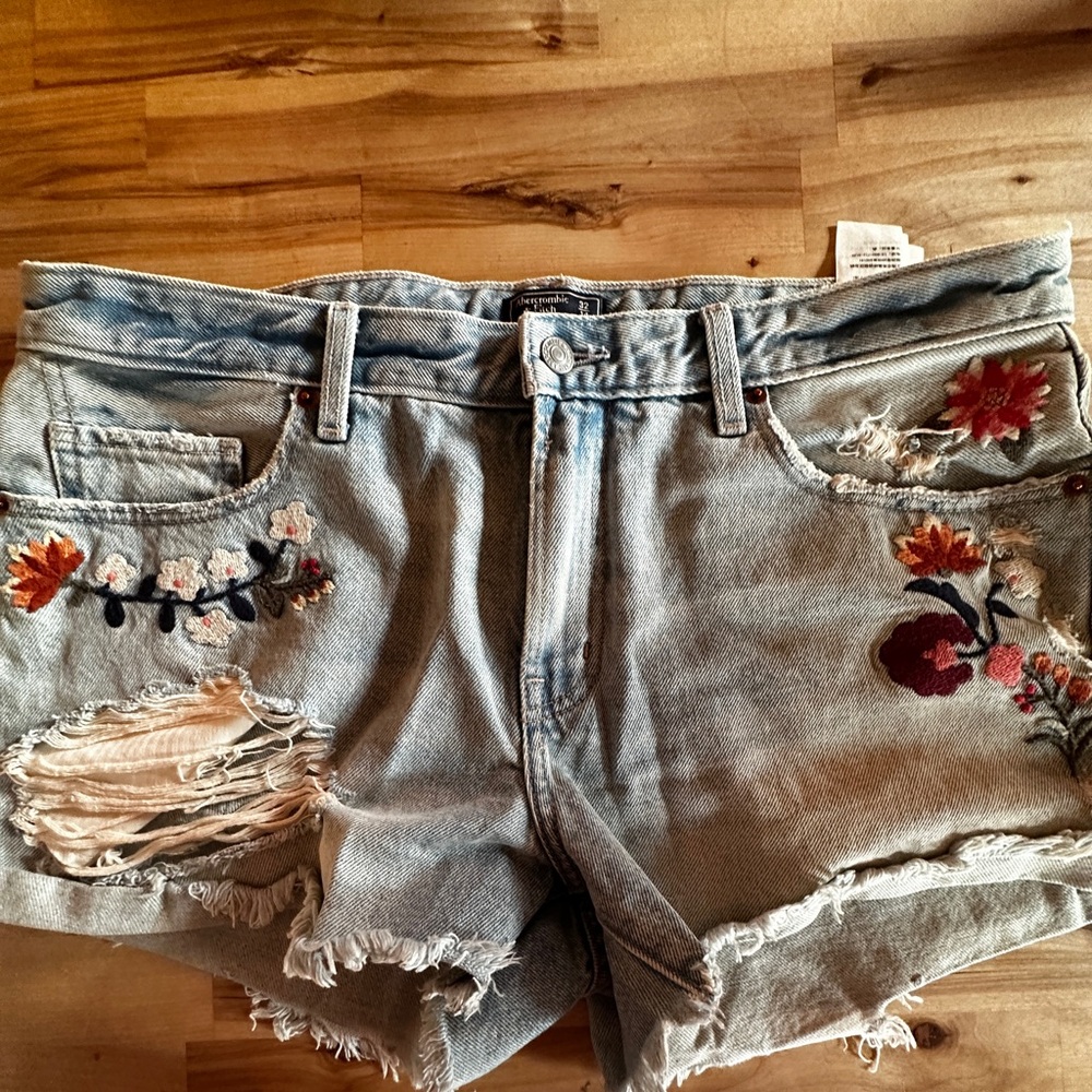 Embroidered light wash jean shorts